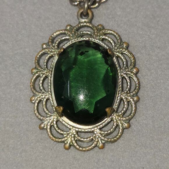 Vintage Emerald Green Silver Tone Oval Pendant with Silver Tone Dainty Chain - Picture 3 of 14